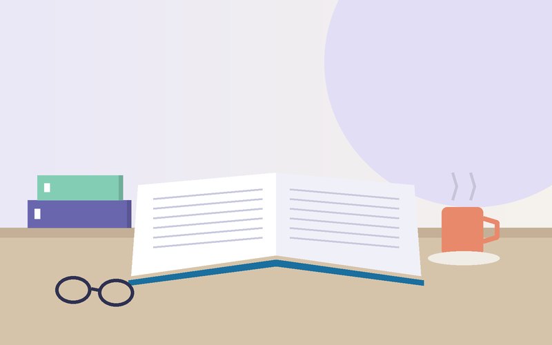 كتابٌ مفتوح على مكتبٍ بجانب كوب شايٍ ونظّارة