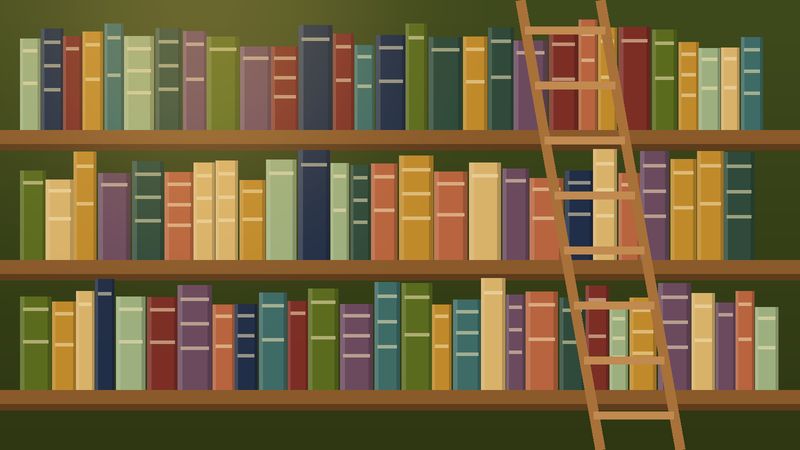 رفوف مكتبةٍ طويلة وسلّمٌ خشبيّ
