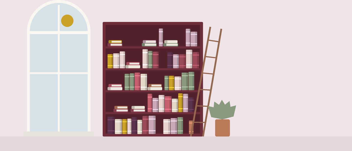 مكتبةٌ طويلة وسلّمٌ خشبيّ بجانب نافذةٍ مقوّسة