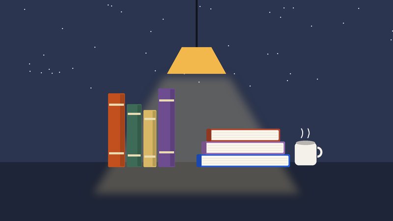 مصباحٌ يضيء أكوام كتبٍ في الليل