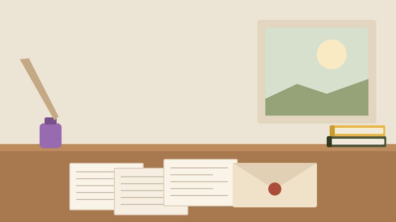 مكتبٌ عليه رسائل وظرفٌ مختوم ومحبرة