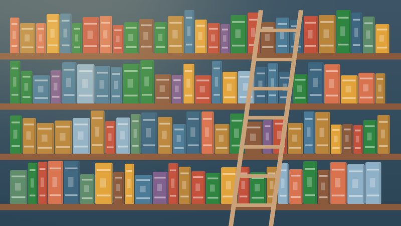 رفوف مكتبةٍ عالية وسلّمٌ خشبيّ