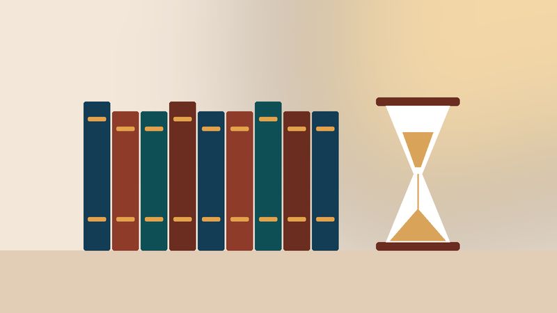 رفٌّ من مجلّداتٍ متشابهة وساعةٌ رمليّة