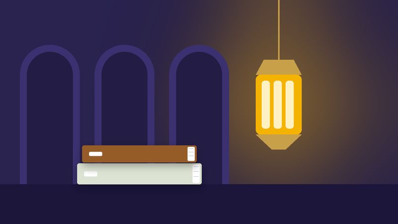 فانوسٌ مضيء بجانب كتابين تحت أقواس