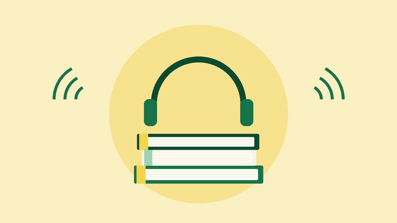 سمّاعتان فوق كتبٍ مكدّسة