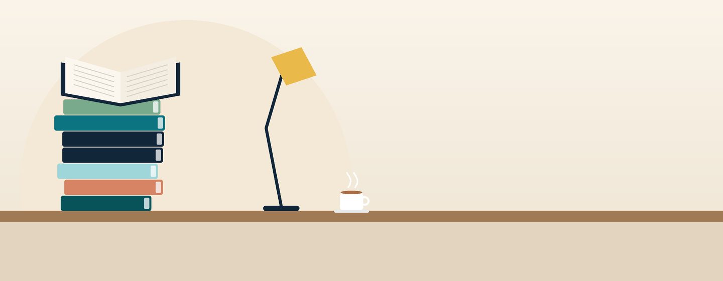 كتابٌ مفتوح فوق كتبٍ مكدّسة بجانب مصباح مكتب