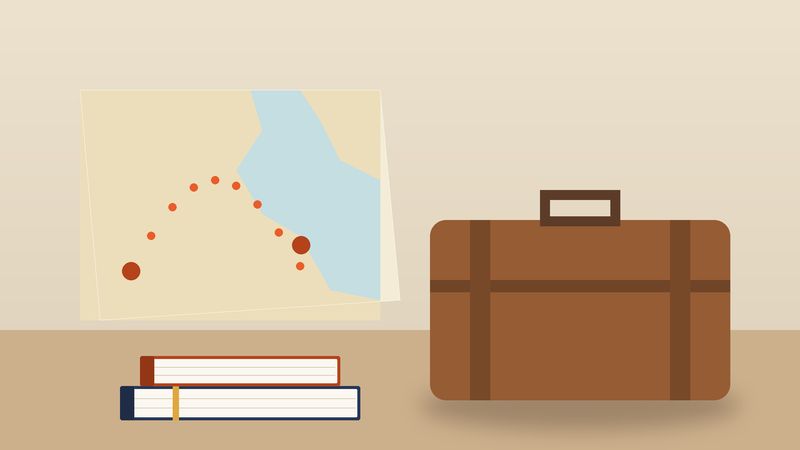حقيبة سفرٍ قديمة وخريطةٌ وكتابان