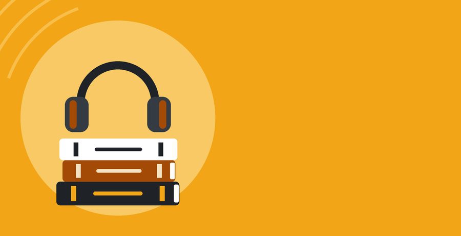 سمّاعتا رأسٍ فوق كتبٍ مكدّسة على خلفيّةٍ كهرمانيّة
