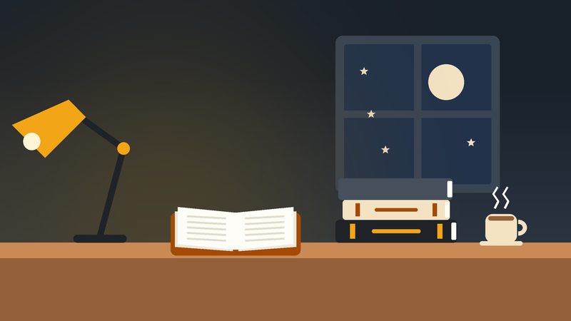 مصباح مكتبٍ فوق كتابٍ مفتوح في ليلةٍ هادئة