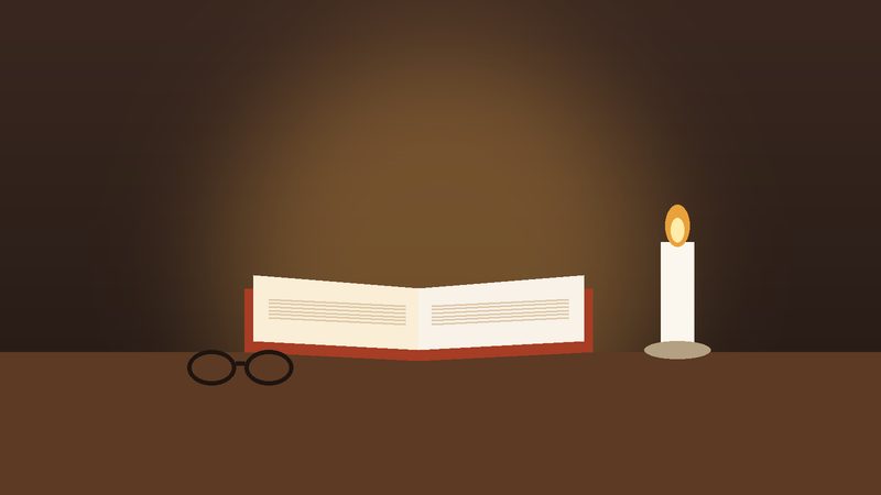 كتابٌ مفتوح وشمعةٌ مضيئة على مكتبٍ في الليل